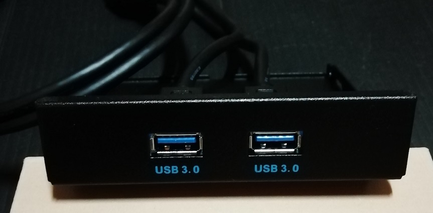 3.5インチベイ用USB3.0コネクタパネルの前面