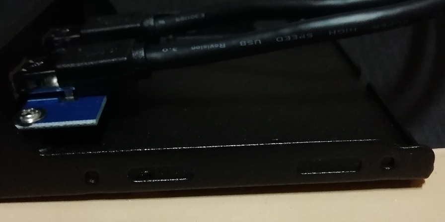 3.5インチベイ用USB3.0コネクタパネルの側面