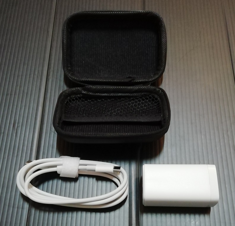 Aioum 65W Type C USB C GaN 充電器（本体とUSBケーブルとポーチ）