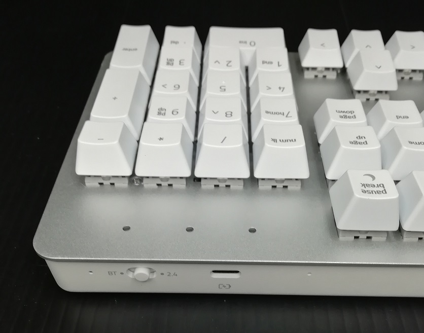 Razer Pro Type メカニカルキーボード ワイヤレス オレンジ軸（切り替えスイッチとUSB端子）