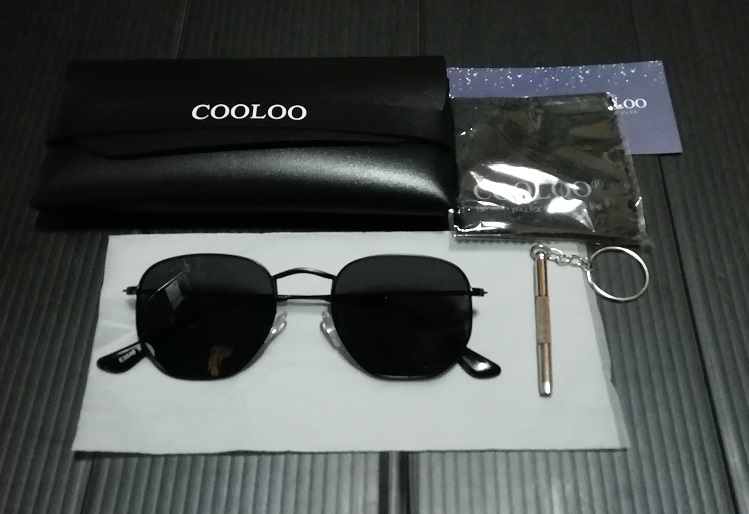 COOLOO サングラス 偏光レンズ UV400 ケース付き（本体と添付品）