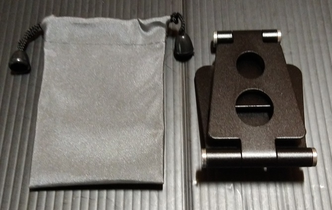 スマホスタンド 携帯ホルダー 折り畳み式（本体と袋）