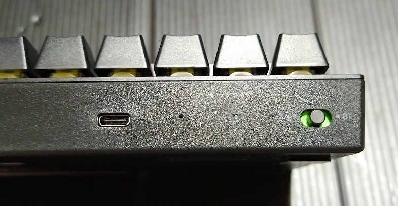 Razer ゲーミングキーボード ワイヤレス BlackWidow V3 Mini HyperSpeed JP Yellow Switc RZ03-03891000-R3J1（USB端子と切り替え）