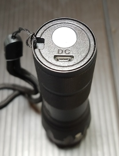 AquaChase USB充電式 高輝度LED懐中電灯（電源スイッチとUSB充電端子）
