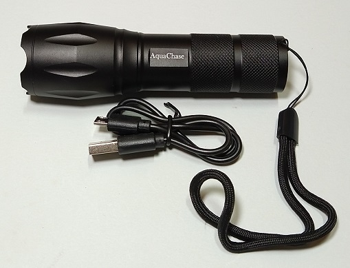 AquaChase USB充電式 高輝度LED懐中電灯（本体と添付品）