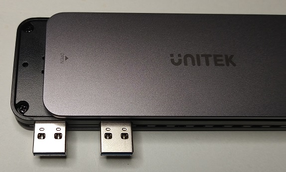 Unitek PS5増設可能 M.2 NVMe SSD ケース（本体ふた開け方向）