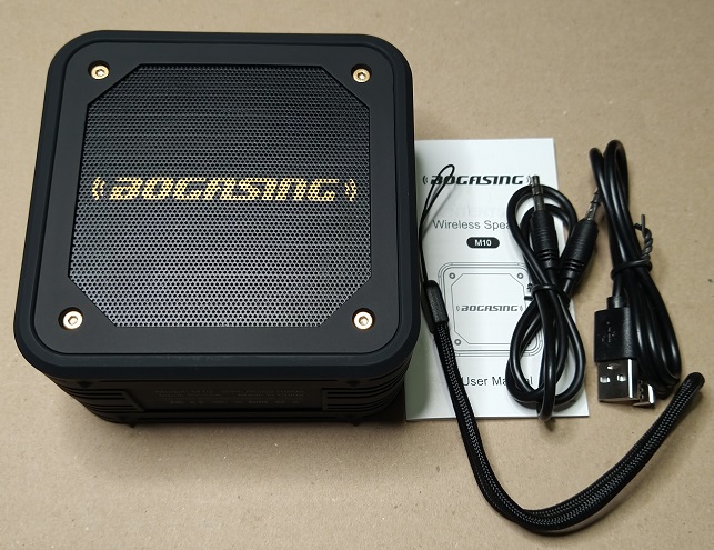 BOGASING M10 ワイヤレスポータブル Bluetooth スピーカー 15W（本体と添付品）