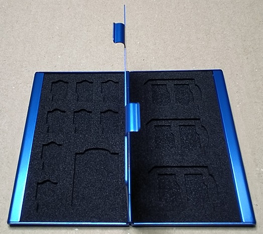 BLUECRAFT メモリーカード ケース アルミタイプ 静電対応 ブルー（開けた状態）