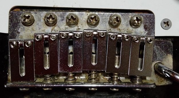 Musiclily Ultra 11.2mm ブラス製ギターブリッジサドル クローム(6個セット)-装着